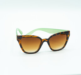 Gafas de sol de color verde sobre fondo blanco.