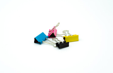 Objetos de papeler&iacute;a. Clips de colores sobre fondo blanco