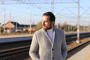 Mężczyzna 40 plus w płaszczu w piękny jesienny dzień. © marriaci_photo