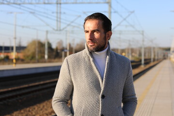 Mężczyzna 40 plus w płaszczu w piękny jesienny dzień. © marriaci_photo