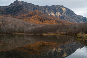 晩秋の戸隠　鏡池