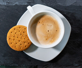 Taza de café con leche y una galleta integral. Concepto de desayuno saludable,
