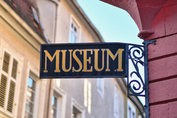 Fototapeta premium Museum street sign with golden letters on black board