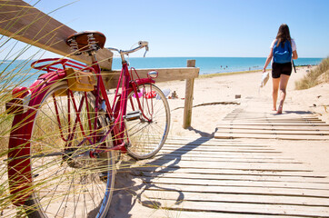 Bord de mer en France, vieux vélo rouge et touriste en Vendée.