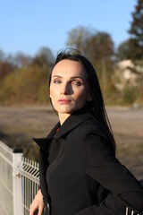 Elegancka młoda kobieta w na peronie w oczekiwaniu na pociąg. © marriaci_photo