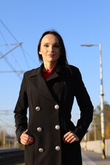 Elegancka młoda kobieta w na peronie w oczekiwaniu na pociąg. © marriaci_photo