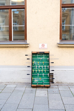 Tischkicker vor Hauswand