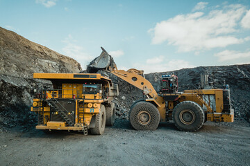 The wheel loader loads the ore into the mining dump truck. 