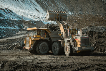 The wheel loader loads the ore into the mining dump truck. 