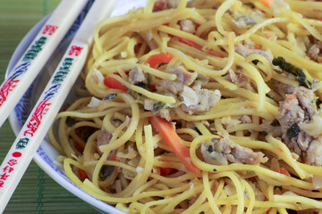 plat de nouilles chinoises au porc et légumes