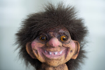 Fotografía macro de muñeco troll típico noruego. Souvenir,