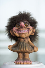 Fotografía macro de muñeco troll típico noruego. Souvenir, - obrazy, fototapety, plakaty