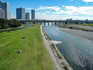 快晴の二子大橋から　多摩川河川敷の兵庫島公園