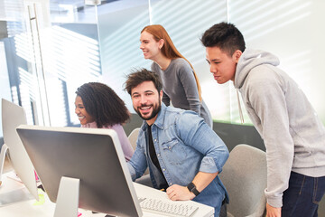 Kreatives Webdesigner Team am Computer