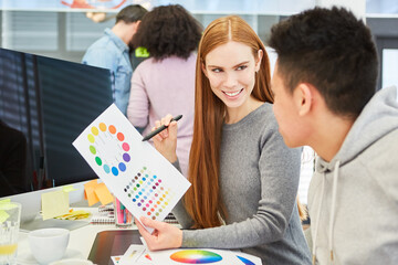 Junge Frau als Grafikdesigner mit Farbkreis