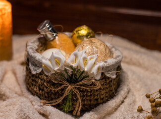 a knitted basket with a bathing set filled with hay. Salt, egg-shaped soaps in a birds nest.