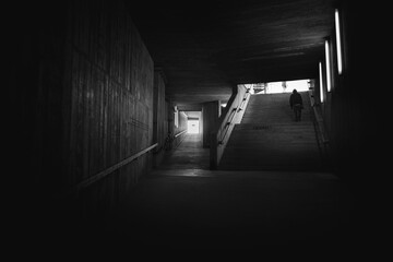 sottopassaggio buio