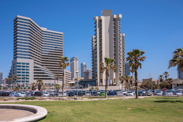 Fototapeta na wymiar Rascacielos en la avenida marítima de Tel Aviv en Israel