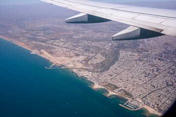 Fototapeta na wymiar Vista aérea desde un avión de la costa de Tel Aviv en Israel