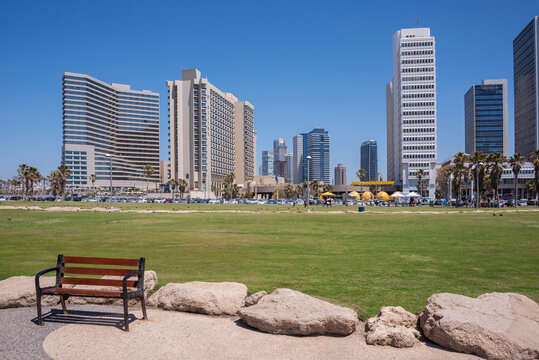 Parque de Charles Clore y edificios en la avenida mar&iacute;tima de Tel Aviv en Israel