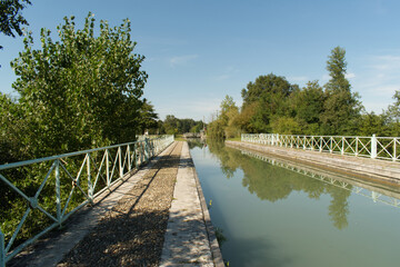 Magnifique perspective pour ce pont canal sur le Canal Latéral à la Garonne où les arbres se...