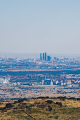 Skyline de la ciudad de madrid desde la sierra.