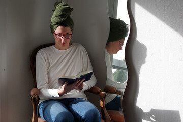 Jeune femme en trani de lire