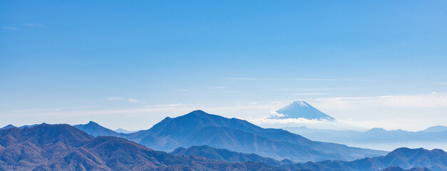 Fototapeta na wymiar 青空の富士山、金ガ岳（かながたけ）、曲岳（まがりだけ）
