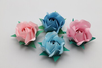 折り紙で作った手作りのバラの花