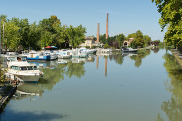 Fototapeta na wymiar Canal du Midi à Montech, halte nautique pour bateaux à moteur ou de plaisance
