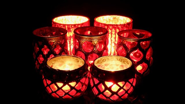 Kerzenlichter, festlich, rot leuchtend zu Weihnachten, Adventszeit, feierlich, stimmungsvoll