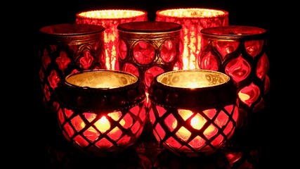 Kerzenlichter, festlich, rot leuchtend zu Weihnachten, Adventszeit, feierlich, stimmungsvoll