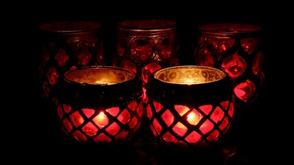 Kerzenlichter, festlich, rot leuchtend zu Weihnachten, Adventszeit, feierlich, stimmungsvoll