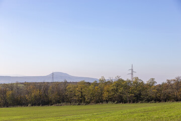 grüner feld mit strommast für elektischen Strom