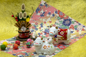 正月　干支　破魔矢をくわえる牛と親子牛置物