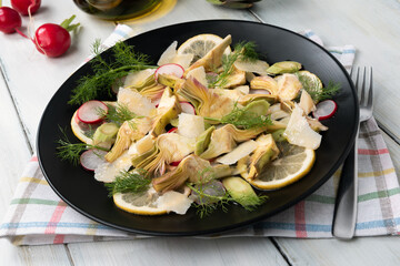 Insalata di carciofi freschi con ravanelli, parmigiano e olio extra vergine di oliva, cucina Italiana