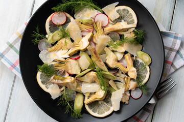 Insalata di carciofi freschi con ravanelli, parmigiano e olio extra vergine di oliva, cucina Italiana