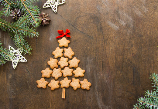 Christmas tree made of gingerbreads on a wooden background. Christmas, new year, festive, kids, food concept. free space for text