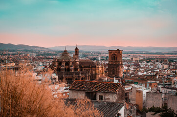 Fototapeta na wymiar Calles y vista panorámica de la ciudad de Granada al sur de España durante la pandemia del coronavirus