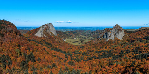 Roches tuilières et sanadoire, Auvergne par beau temps