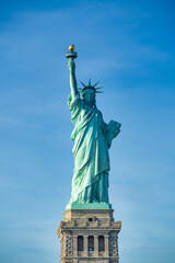 Obraz premium New York City, The Statue of Liberty at sunset with a beautiful colorful sky