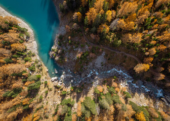 Lac de montagnes en automne avec les mélèzes jaune et un lac.