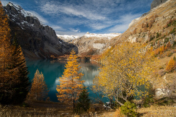 Lac de montagnes en automne avec les mélèzes jaune et un lac.