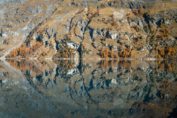 Lac de montagnes en automne avec les mélèzes jaune et un lac.
