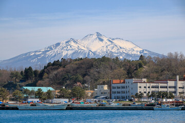 鯵ヶ沢漁港と岩木山