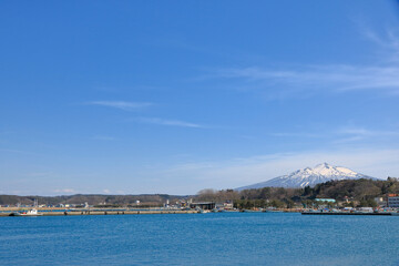 鯵ヶ沢漁港と岩木山