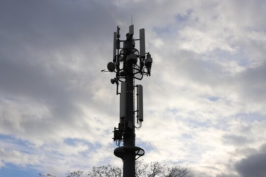 Antenne relais de téléphonie mobile 4G, ville de Corbas, département du Rhône, France