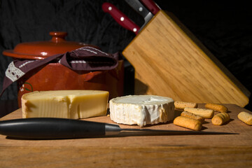 Fototapeta na wymiar Queso de cabra y queso cabeza de monje sobre una mesa de madera
