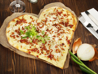 Flammkuchen Herz mit Speck und Zwiebeln