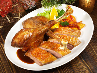 Gänsebraten mit weihnachtlicher Dekoration